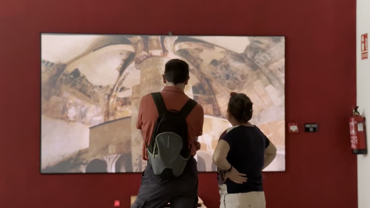 Detalle de la cenefa mozárabe iluminada en el montaje expositivo